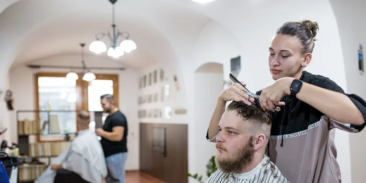 Barber factory v centre mesta ponúka: strih, úpravu brady aj špeciálne ošetrenie problémovej vlasovej pokožky zamerané na lupiny či vypadávanie vlasov
