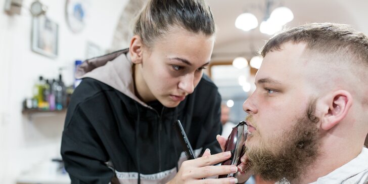 Barber factory v centre mesta ponúka: strih, úpravu brady aj špeciálne ošetrenie problémovej vlasovej pokožky zamerané na lupiny či vypadávanie vlasov