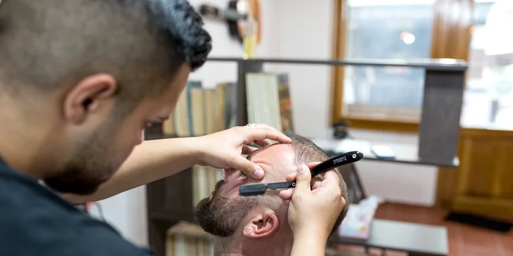 Barber factory v centre mesta ponúka: strih, úpravu brady aj špeciálne ošetrenie problémovej vlasovej pokožky zamerané na lupiny či vypadávanie vlasov