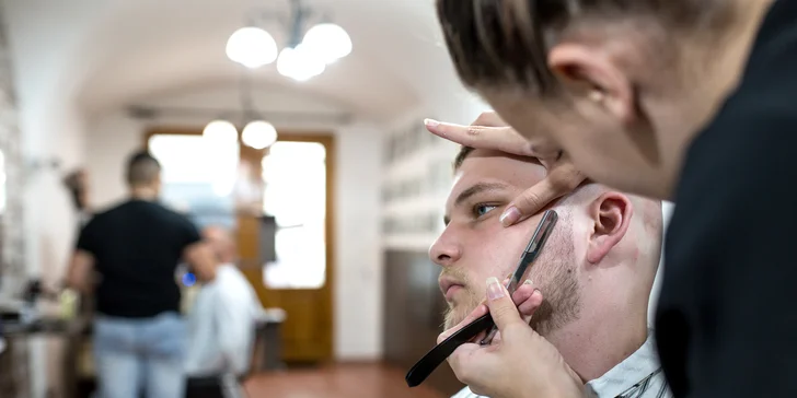 Barber factory v centre mesta ponúka: strih, úpravu brady aj špeciálne ošetrenie problémovej vlasovej pokožky zamerané na lupiny či vypadávanie vlasov