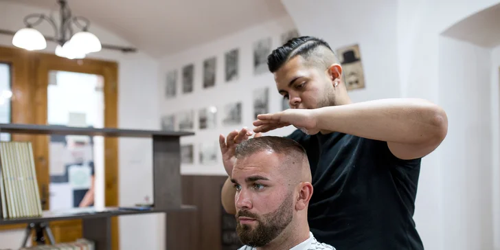 Barber factory v centre mesta ponúka: strih, úpravu brady aj špeciálne ošetrenie problémovej vlasovej pokožky zamerané na lupiny či vypadávanie vlasov