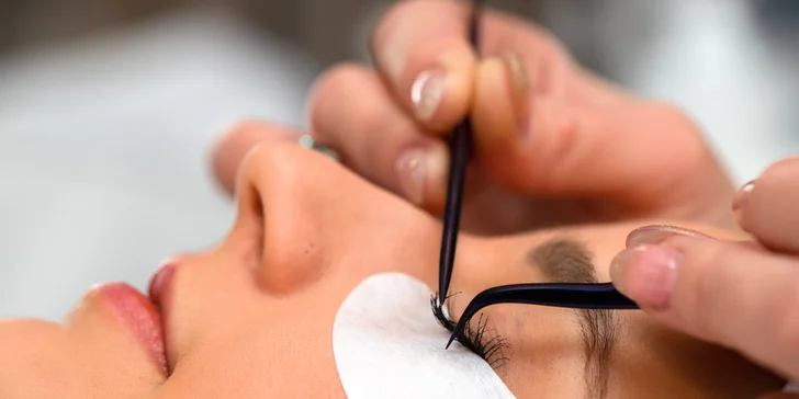 Laminácia obočia s podfarbením, Lash Lift alebo 1D mihalnice v salóne Exklusiv