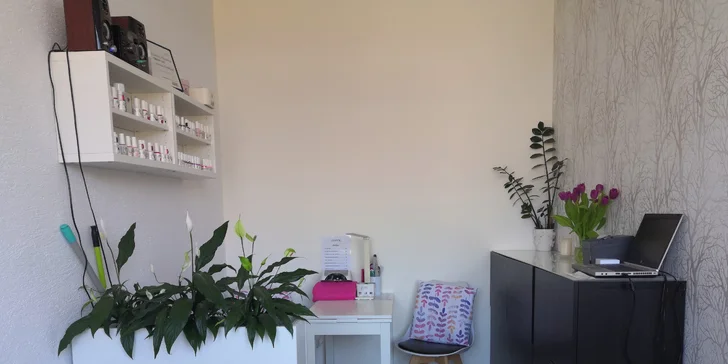 Mokrá pedikúra s lakovaním alebo gél lakom či darčekový balíček aj s manikúrou