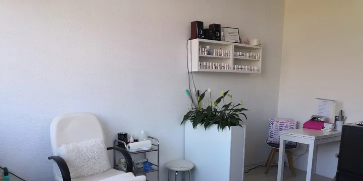 Mokrá pedikúra s lakovaním alebo gél lakom či darčekový balíček aj s manikúrou