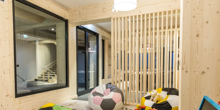 Luxusný pobyt neďaleko Zakopaného: moderné apartmány s výhľadom na Tatry, chutná strava, relax vo wellness, detský kútik či biliard