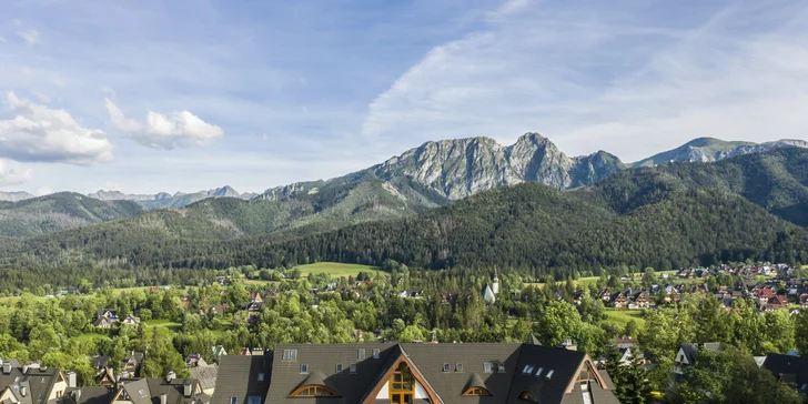 Luxusný pobyt neďaleko Zakopaného: moderné apartmány s výhľadom na Tatry, chutná strava, relax vo wellness, detský kútik či biliard