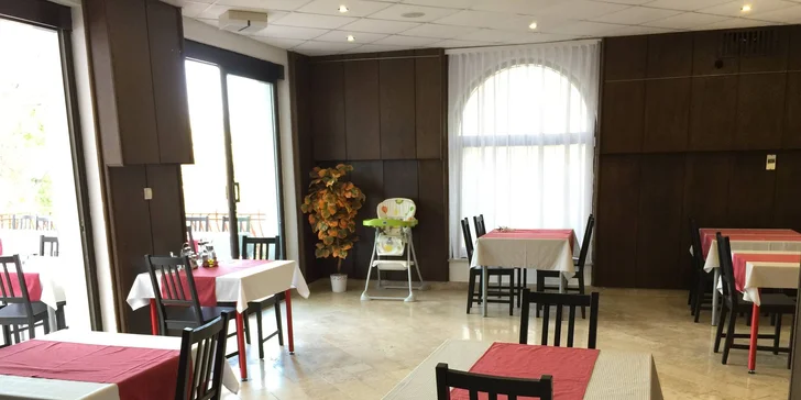 Dovolenka pri chorvátskom Zadare: hotel priamo pri pláži a bohatá polpenzia