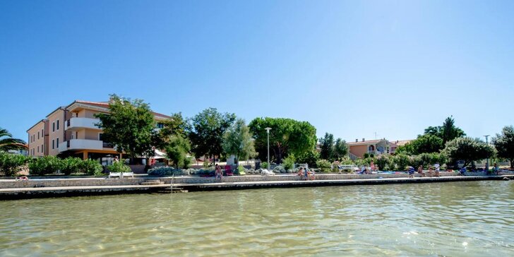 Dovolenka pri chorvátskom Zadare: hotel priamo pri pláži a bohatá polpenzia