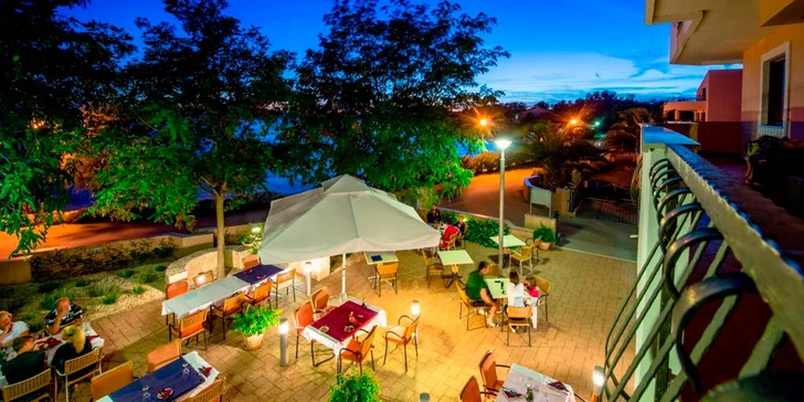 Dovolenka pri chorvátskom Zadare: hotel priamo pri pláži a bohatá polpenzia