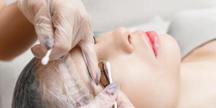 Lash lift mihalníc či mikromasáž očného okolia v salóne Divine