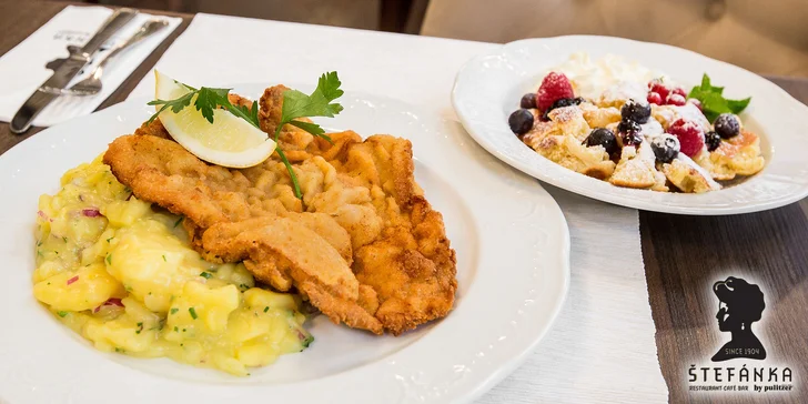 Originál teľací Wiener Schnitzel so šalátom a cisárskym trhancom