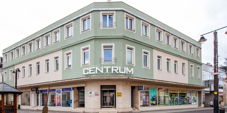 Wellness, suchá alebo gél lak pedikúra či balíček krásy s manikúrou v MaxBeauty
