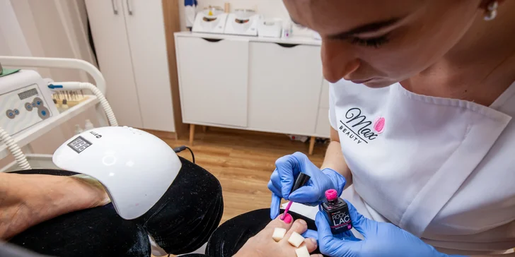 Wellness, suchá alebo gél lak pedikúra či balíček krásy s manikúrou v MaxBeauty