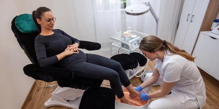 Wellness, suchá alebo gél lak pedikúra či balíček krásy s manikúrou v MaxBeauty
