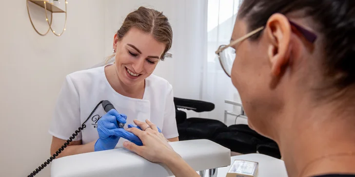 Wellness, suchá alebo gél lak pedikúra či balíček krásy s manikúrou v MaxBeauty