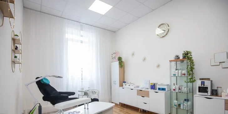 Wellness, suchá alebo gél lak pedikúra či balíček krásy s manikúrou v MaxBeauty