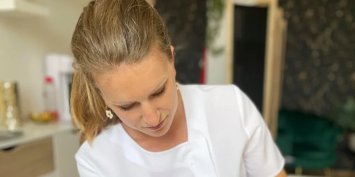 Wellness, suchá alebo gél lak pedikúra či balíček krásy s manikúrou v MaxBeauty