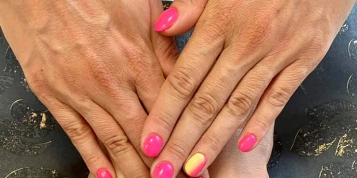 Wellness, suchá alebo gél lak pedikúra či balíček krásy s manikúrou v MaxBeauty