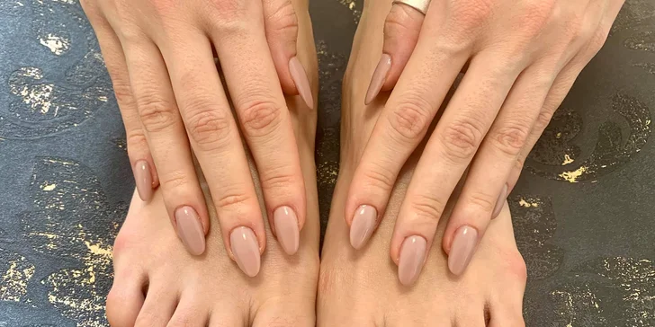 Wellness, suchá alebo gél lak pedikúra či balíček krásy s manikúrou v MaxBeauty