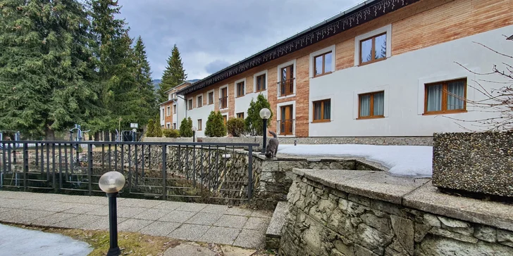 Dokonalý reset na Liptove: horský hotel s raňajkami či polpenziou, wellness, herňou aj detskými ihriskami