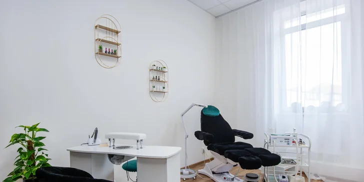 Wellness, suchá alebo gél lak pedikúra či balíček krásy s manikúrou v MaxBeauty