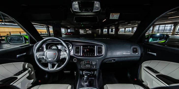 Nezabudnuteľná jazda na okruhu letiskovej dráhy v športiaku DODGE CHARGER SXT PLUS pre tínedžerov aj bez vodičáku!