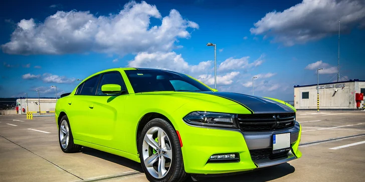 Nezabudnuteľná jazda na okruhu letiskovej dráhy v športiaku DODGE CHARGER SXT PLUS pre tínedžerov aj bez vodičáku!
