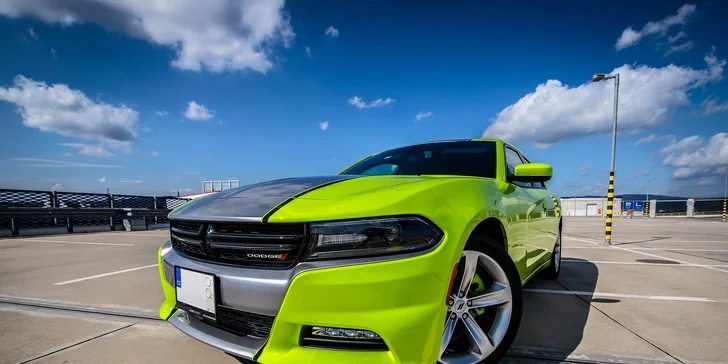 Nezabudnuteľná jazda na okruhu letiskovej dráhy v športiaku DODGE CHARGER SXT PLUS pre tínedžerov aj bez vodičáku!