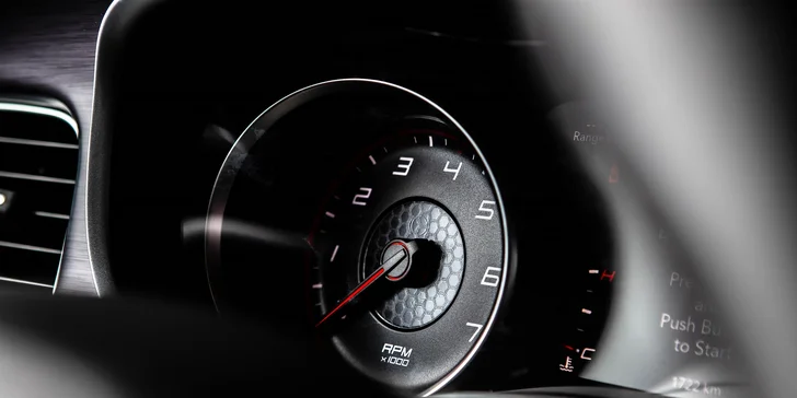 Nezabudnuteľná jazda na okruhu letiskovej dráhy v športiaku DODGE CHARGER SXT PLUS pre tínedžerov aj bez vodičáku!