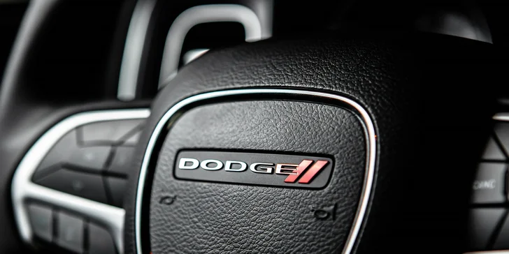 Nezabudnuteľná jazda na okruhu letiskovej dráhy v športiaku DODGE CHARGER SXT PLUS pre tínedžerov aj bez vodičáku!