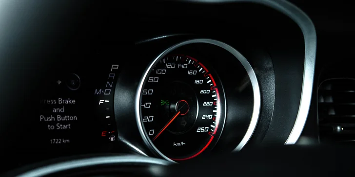 Nezabudnuteľná jazda na okruhu letiskovej dráhy v športiaku DODGE CHARGER SXT PLUS pre tínedžerov aj bez vodičáku!