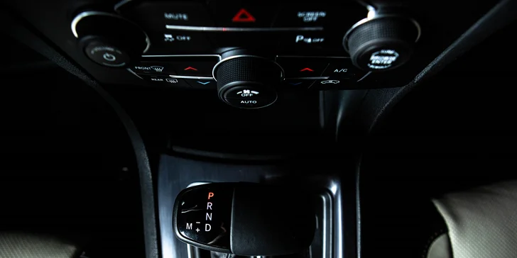 Nezabudnuteľná jazda na okruhu letiskovej dráhy v športiaku DODGE CHARGER SXT PLUS pre tínedžerov aj bez vodičáku!