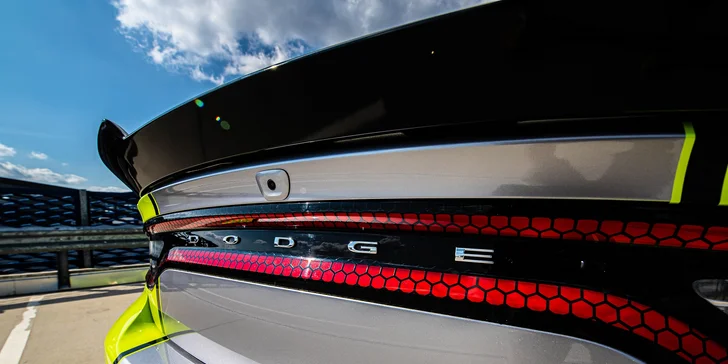 Nezabudnuteľná jazda na okruhu letiskovej dráhy v športiaku DODGE CHARGER SXT PLUS pre tínedžerov aj bez vodičáku!