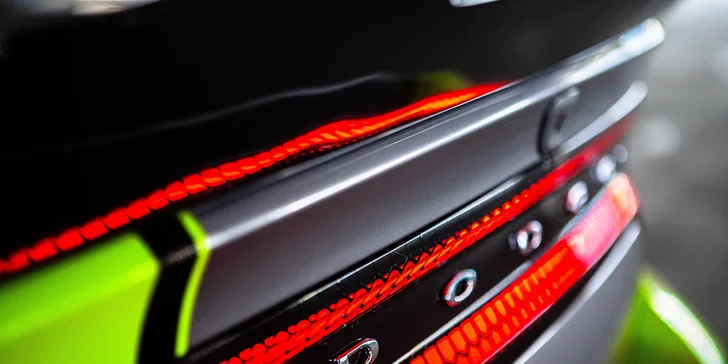 Nezabudnuteľná jazda na okruhu letiskovej dráhy v športiaku DODGE CHARGER SXT PLUS pre tínedžerov aj bez vodičáku!