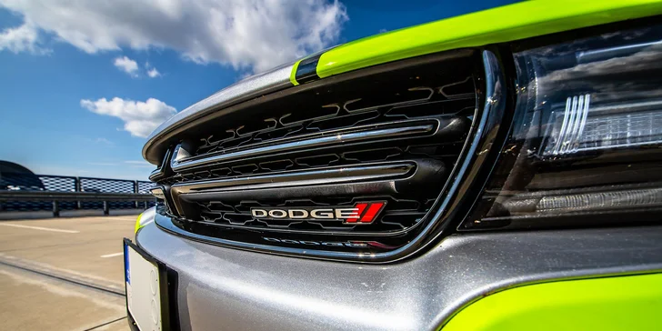 Nezabudnuteľná jazda na okruhu letiskovej dráhy v športiaku DODGE CHARGER SXT PLUS pre tínedžerov aj bez vodičáku!
