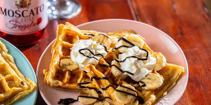 Deluxe Caffe: Moscato s wafflami, cocktaily aj All you can drink