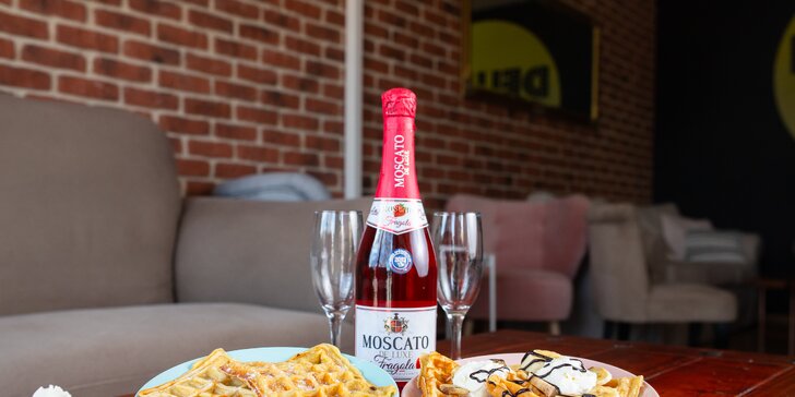 Deluxe Caffe: Moscato s wafflami, cocktaily aj All you can drink