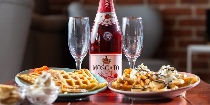 Deluxe Caffe: Moscato s wafflami, cocktaily aj All you can drink