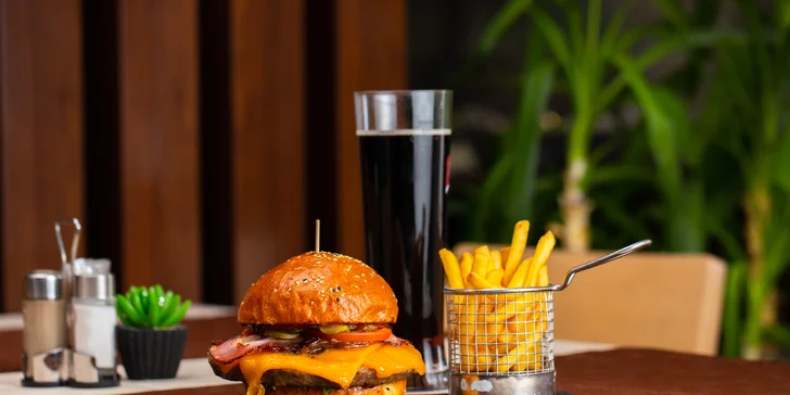 Burger menu s hranolčekmi, pivom či kofolou a kávou v Bejo Restaurant