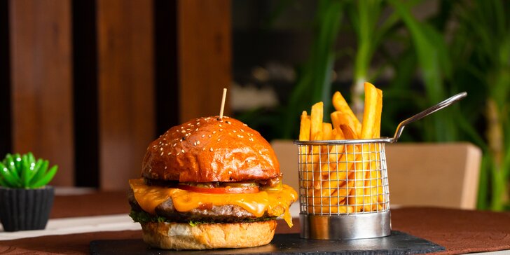 Burger menu s hranolčekmi, pivom či kofolou a kávou v Bejo Restaurant