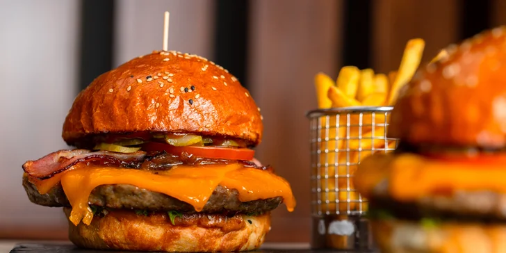 Burger menu s hranolčekmi, pivom či kofolou a kávou v Bejo Restaurant