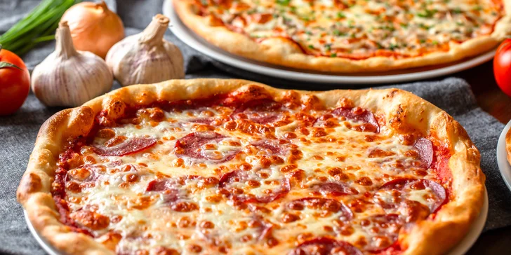 Pizza 1+1 zdarma a k tomu dva nápoje - kofola alebo pivo