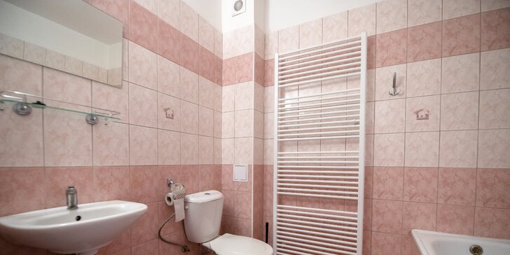 Relaxačný pobyt pre páry v penzióne Energy II. v Podhájskej: polpenzia, vstup na termálne kúpalisko či do Rímskych kúpeľov