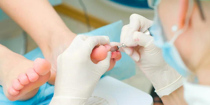 Kombinovaná pedikúra Footlogix a upravené nechty sa gél lakom
