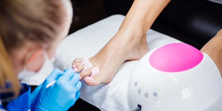 Kombinovaná pedikúra Footlogix a upravené nechty sa gél lakom