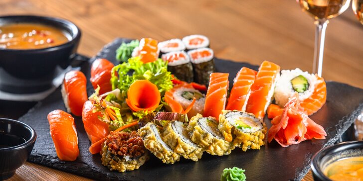 Sushi set pre 2 osoby a k tomu thajská polievka a Prosecco
