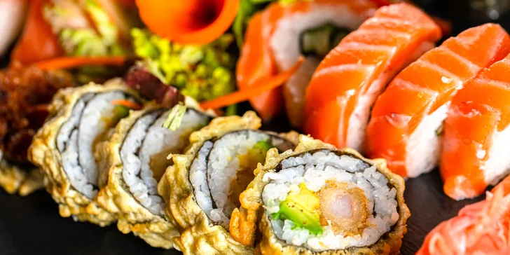 Sushi set pre 2 osoby a k tomu thajská polievka a Prosecco