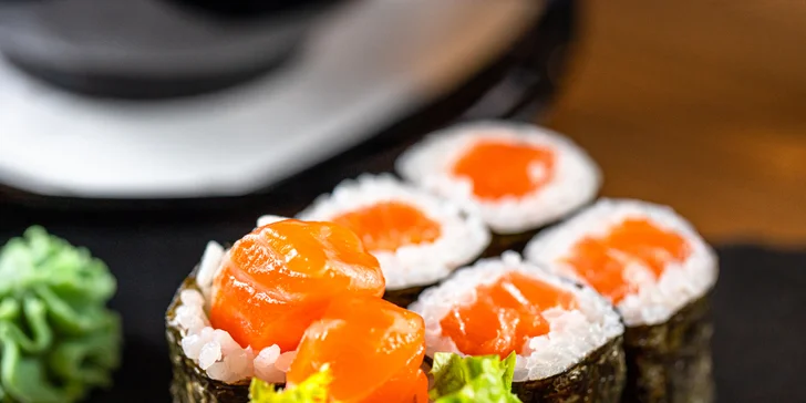 Sushi set pre 2 osoby a k tomu thajská polievka a Prosecco
