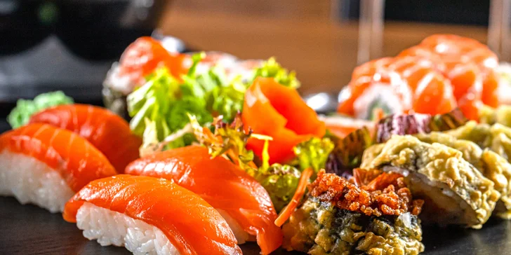 Sushi set pre 2 osoby a k tomu thajská polievka a Prosecco