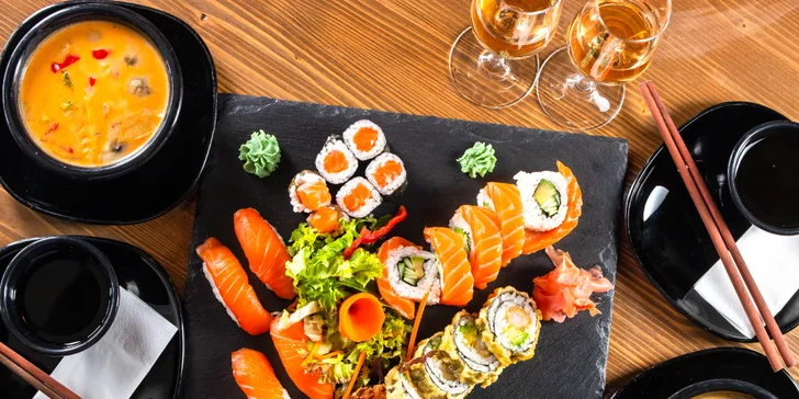 Sushi set pre 2 osoby a k tomu thajská polievka a Prosecco